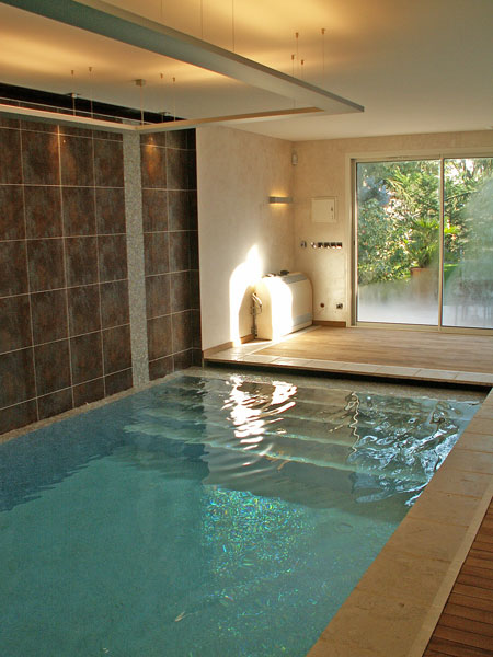 L'espace piscine et spa crée dans les murs d’un ancien garage. Lyon