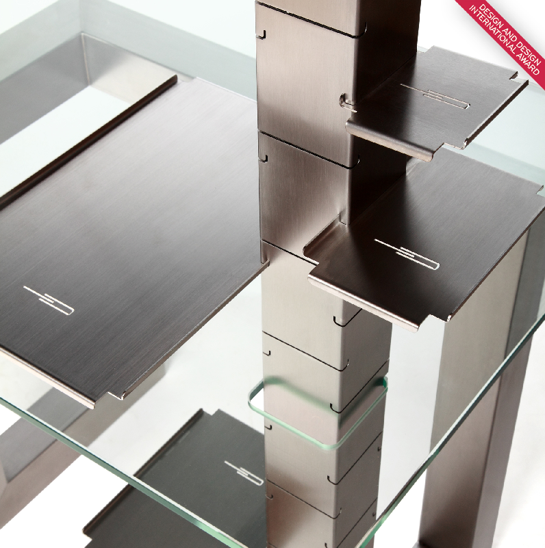 BOOTH Table | Bureau console en acier inoxydable brossé | découpage au laser 3D. Plateau de verre trempé