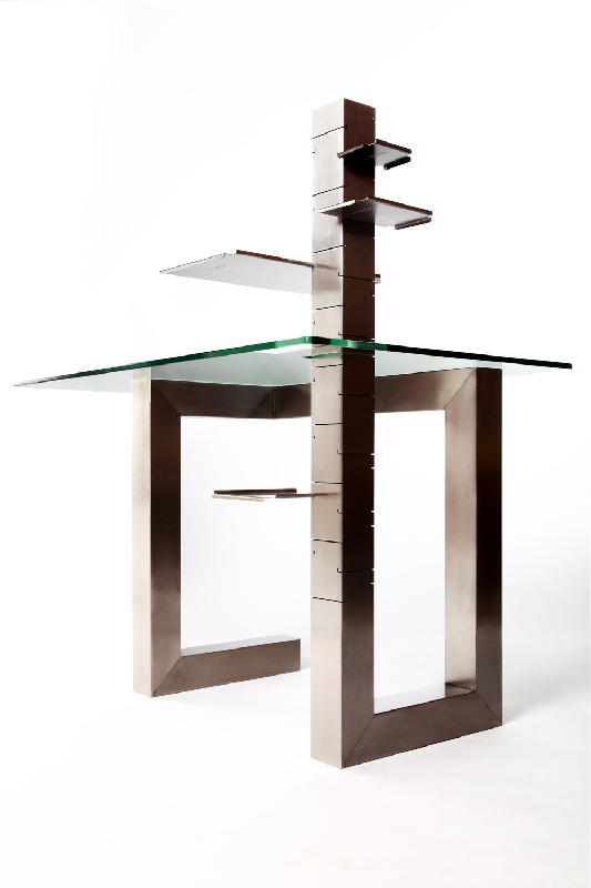 BOOTH Table | Bureau console en acier inoxydable brossé | découpage au laser 3D. Plateau de verre trempé