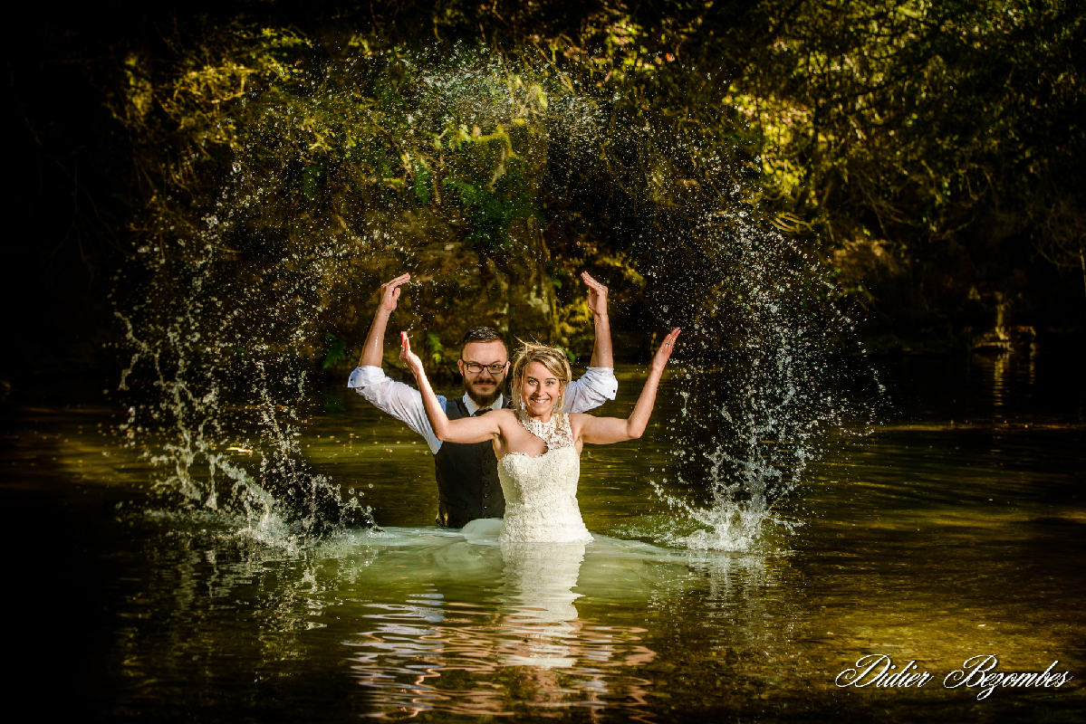 photo trash the dress les mariés dans une rivière photo faite à Viviez ville proche de Decazeville en Aveyron