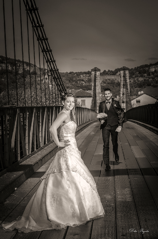photos de mariage sur le pont métallique de Cajarc en Aveyron proche du département du Lot photographie des mariés en noir et blanc photogra